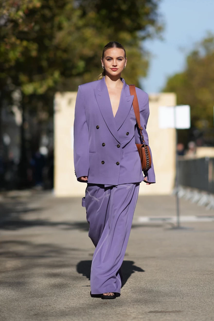 μοβ κοστούμι