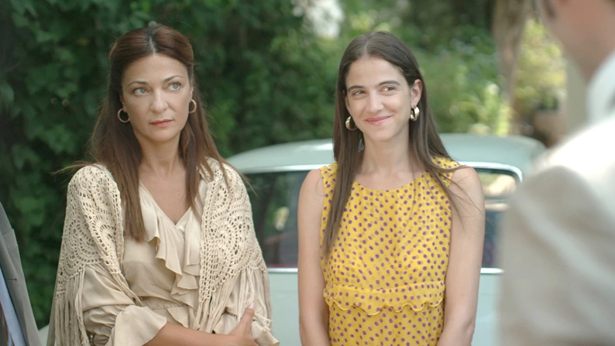 Ηλέκτρα (20/3): Αδειάζει το μπουκάλι με το ουίσκι, παίρνει το κουτί με τα χάπια και αυτοκτονεί