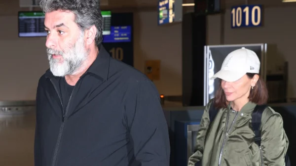 Δέσποινα Βανδή & Βασίλης Μπισμπίκης: Με μια βαλίτσα στο χέρι - Επέστρεψαν ανανεωμένοι στην Ελλάδα από την απόδρασή τους στην Ιταλία