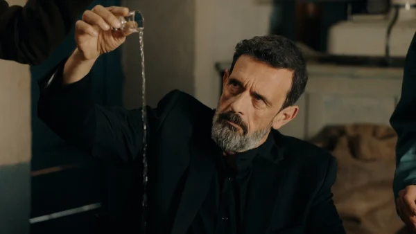 Το Ναυάγιο: «Σε κορόιδεψα! Προκάλεσα τον θάνατο ενός συγχωριανού μου», «Είμαι εδώ για σένα» - Ανακαλύπτει τη χαμένη κόρη του, αλλά δεν το λέει πουθενά