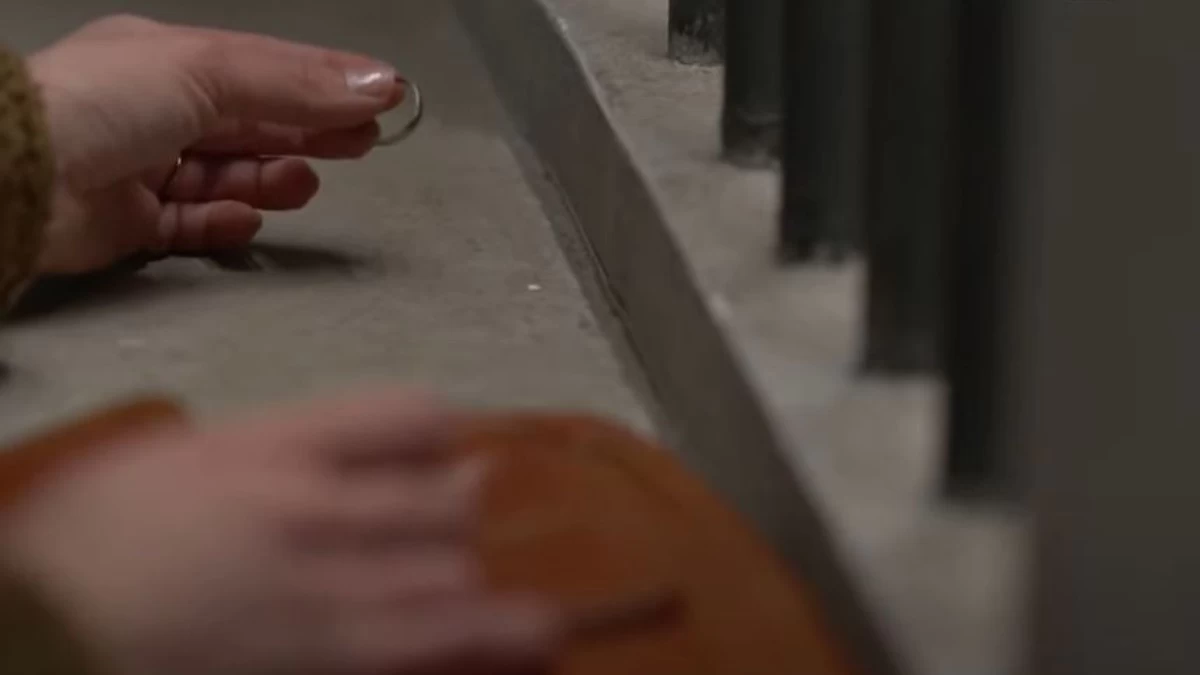 Ηλέκτρα (26/3): Την χωρίζει και καίει τις φωτογραφίες της - Της μένει μόνο η βέρα του