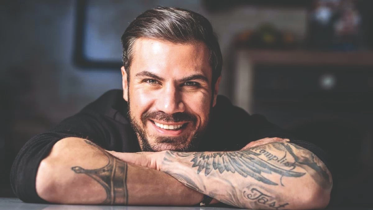 25η Μαρτίου: Ο Άκης Πετρετζίκης στην παρέλαση με τον γιο του ντυμένο τσολιά