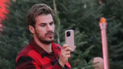 Άκης Πετρετζίκης: Εορτασμοί στο πλατό του ALPHA πίσω από τις κάμερες - Η έκπληξη των συνεργατών του με διώροφη τούρτα για τα γενέθλιά του