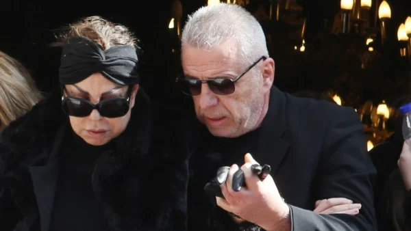 Άντζελα Δημητρίου: Τελέστηκε το 40ημερο μνημόσυνο της μητέρας της - Μαυροφορεμένη έξω από το κοιμητήριο