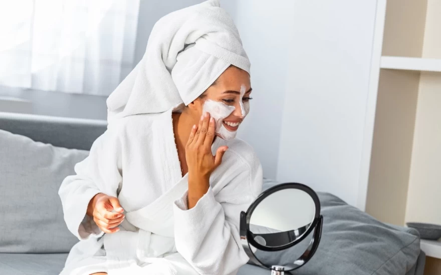 γυναίκα εφαρμόζει μάσκα προσώπου