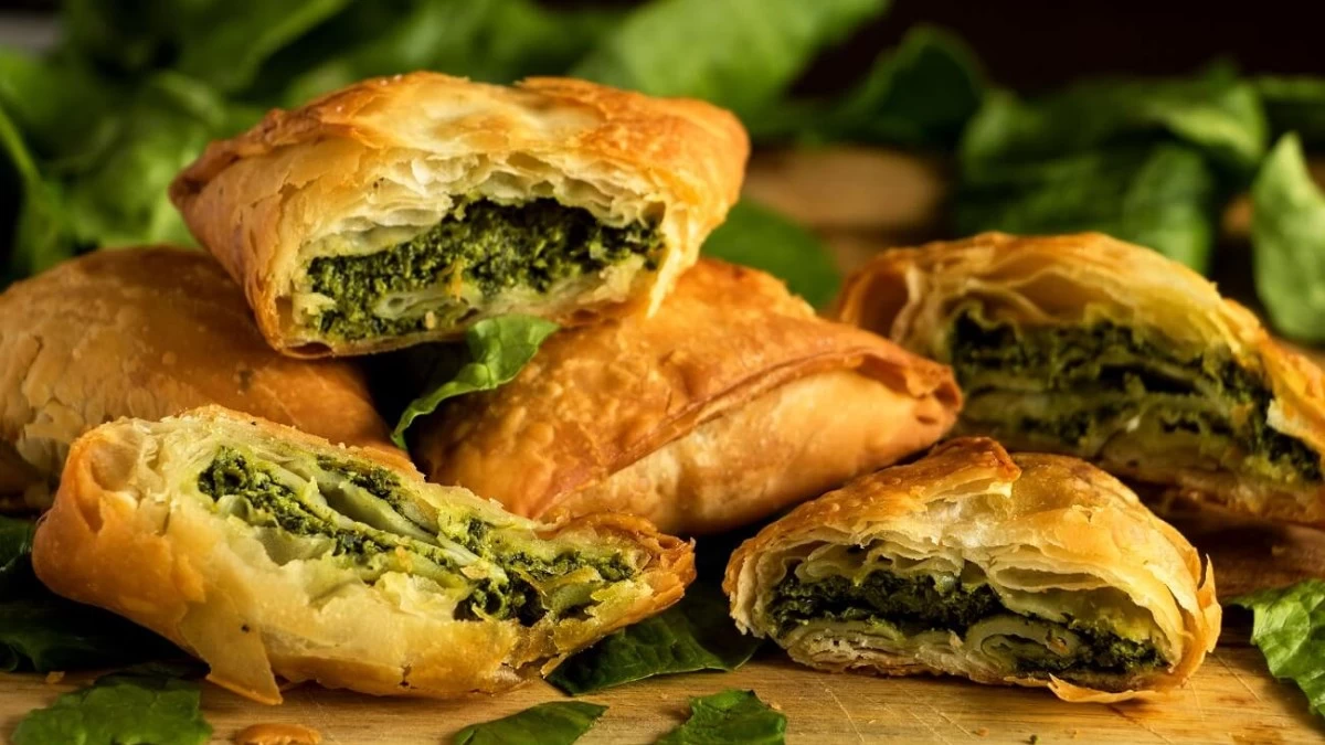 Ατομική χωριάτικη σπανακόπιτα από την Αργυρώ: Προσοχή στο φούρνισμα για να βγει τραγανή