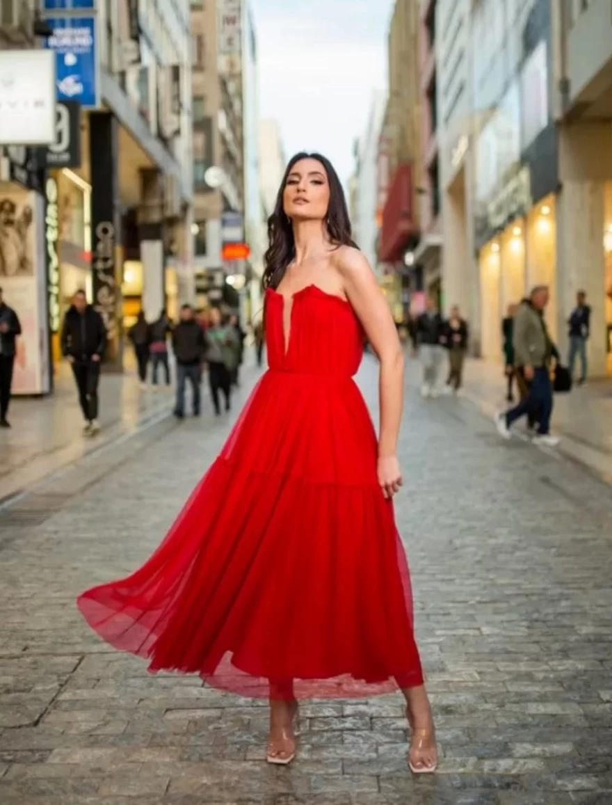 κόκκινο αέρινο φόρεμα