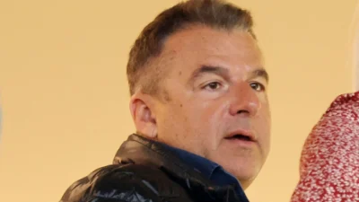 Γιώργος Λιάγκας: Στις κερκίδες του γηπέδου στη Νέα Φιλαδέλφεια - Η ξανθιά γυναίκα με το κόκκινο φόρεμα δίπλα του