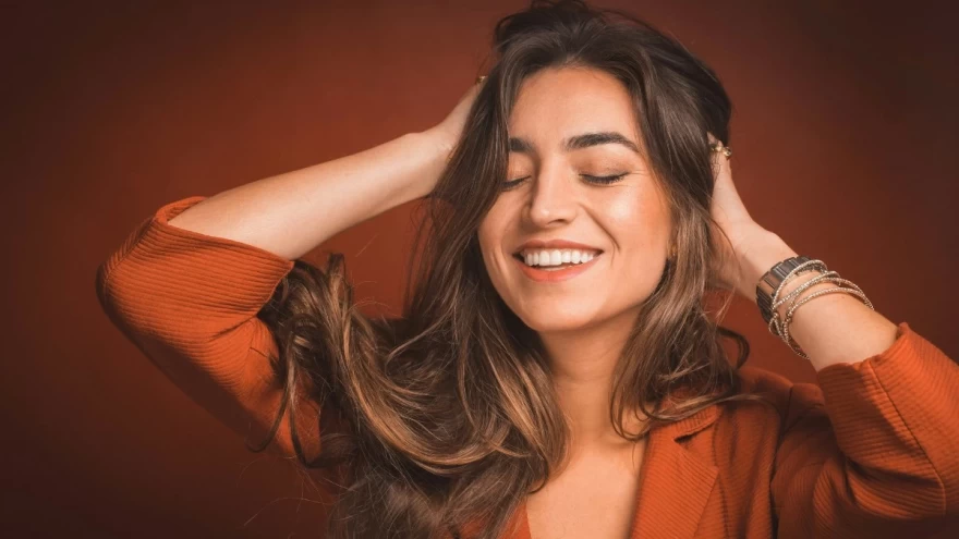 γυναίκα με όμορφα μαλλιά