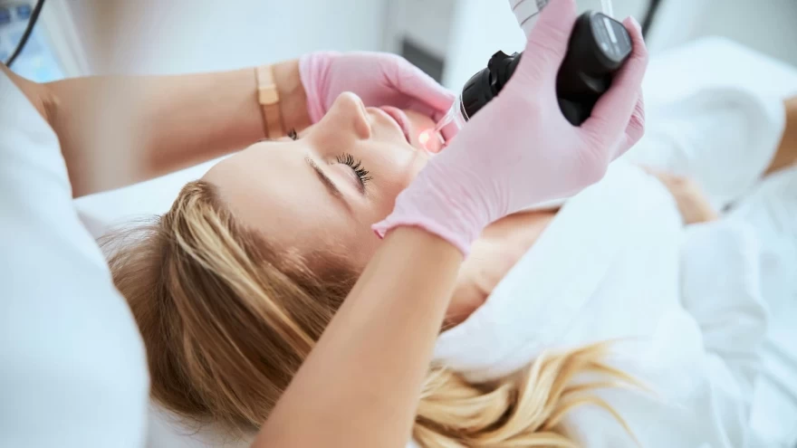 γυναίκα κάνει θεραπεία προσώπου στο ινστιτούτο