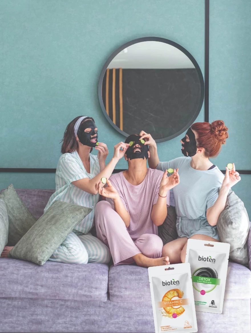 κορίτσια που εφαρμόζουν μάσκες προσώπου