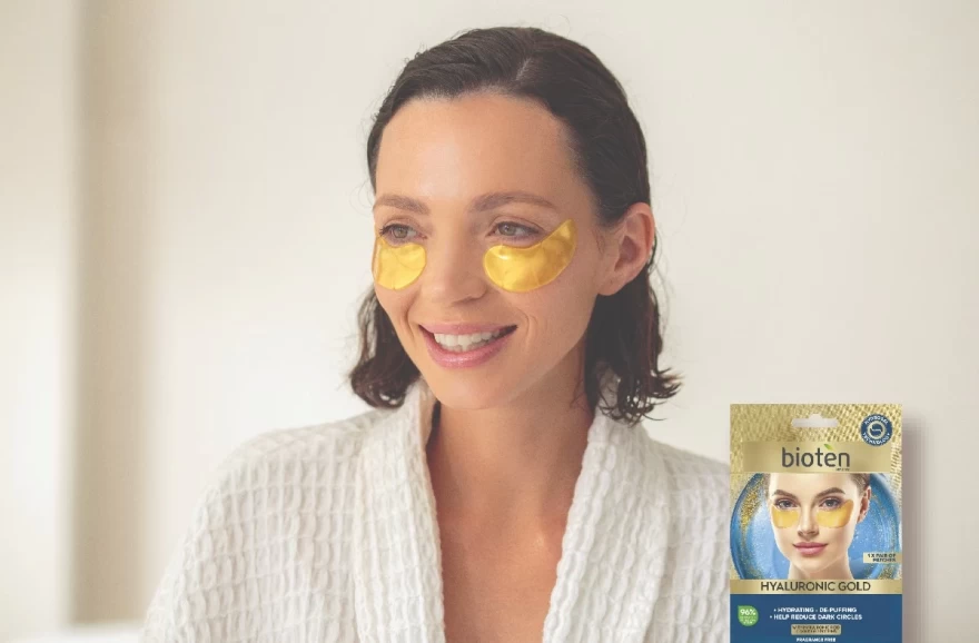 γυναίκα εφαρμόζει eye patches bioten στα μάτια