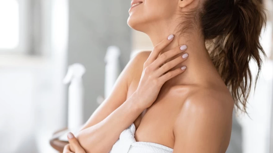 γυναίκα φροντίζει το σώμα της