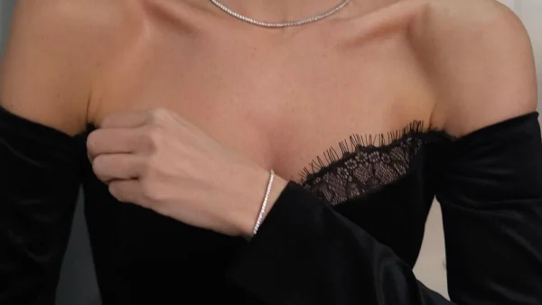 3 τρόποι για να φαίνεται στητό το στήθος σου μέσα στα ρούχα