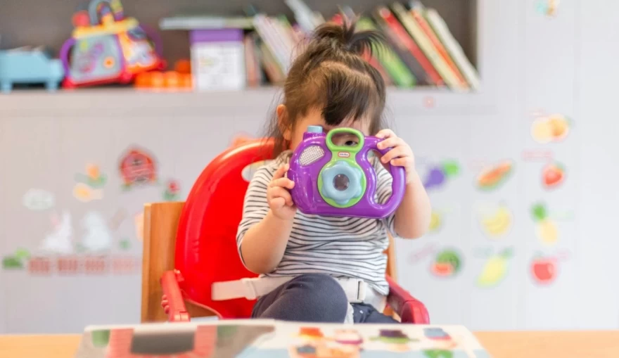 μικρό παιδί κρατά παιχνίδι