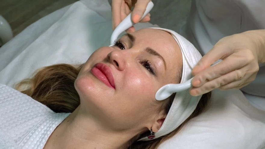 γυναίκα κάνει θεραπεία σε ινστιτούτο