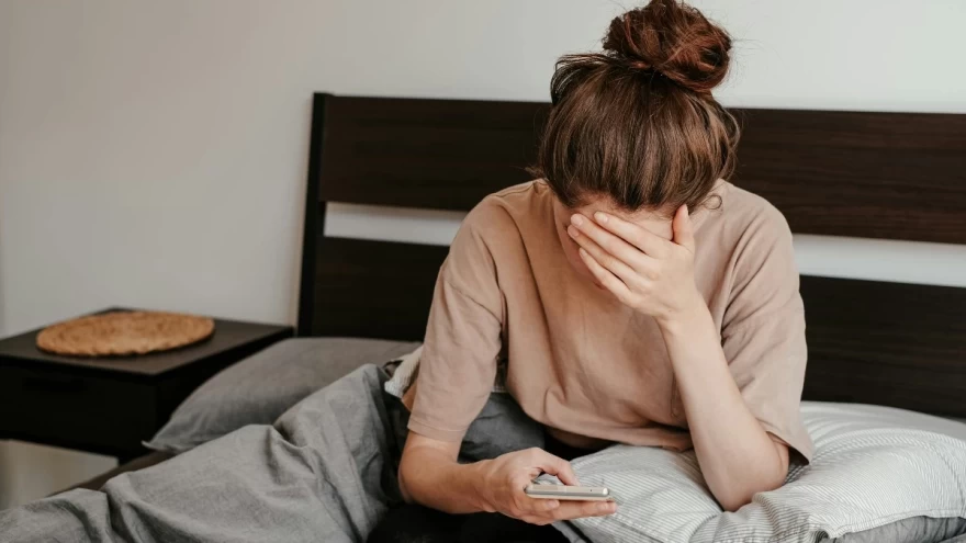 γυναίκα με κατάθλιψη πάνω στο κρεβάτι