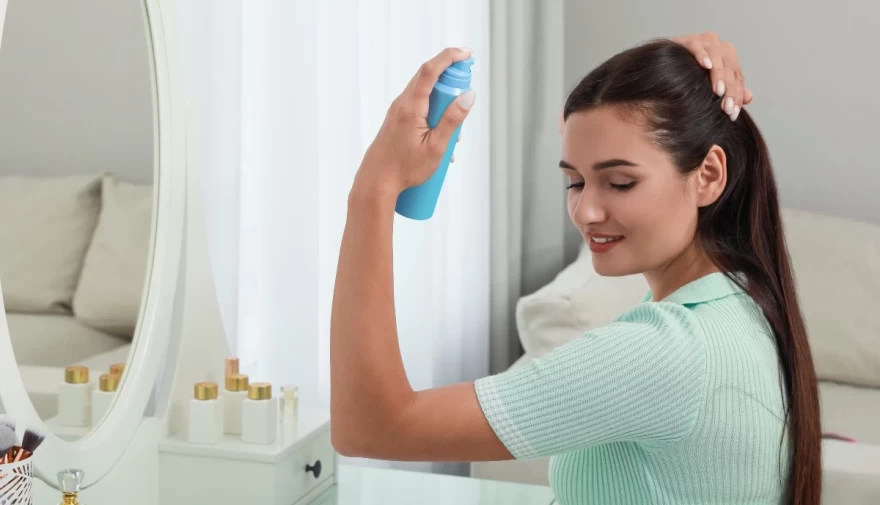 γυναίκα χρησιμοποιεί ξηρό σαμπουάν