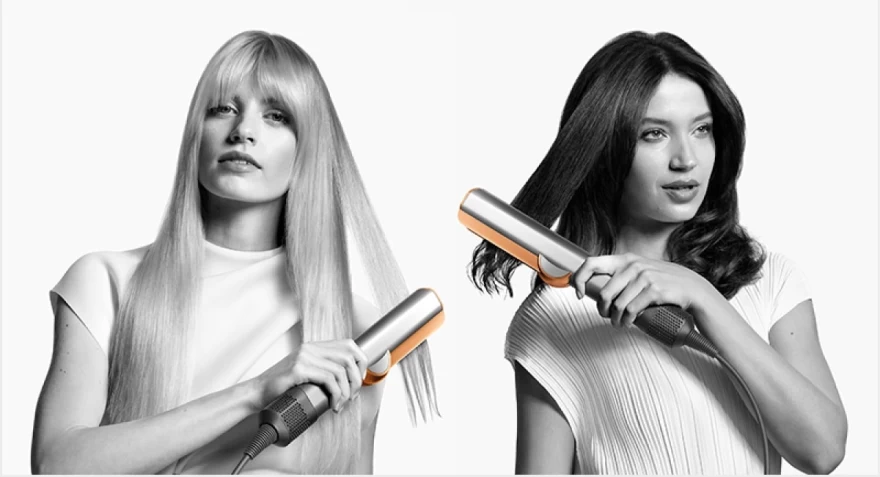 γυναίκες που κάνουν styling στα μαλλιά τους 