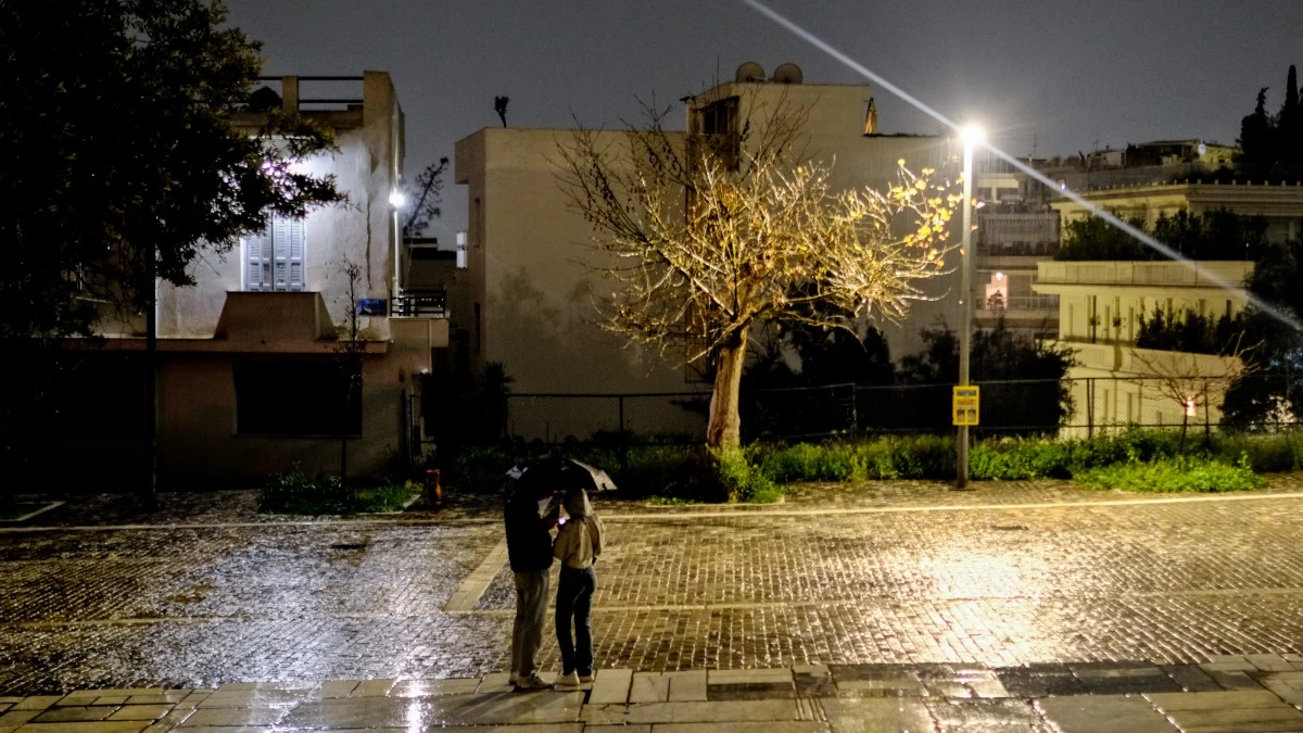 Καιρός 20/3: Χειμωνιάτικο το τοπίο σήμερα - Σε ποιες περιοχές θα χρειαστείτε ομπρέλα