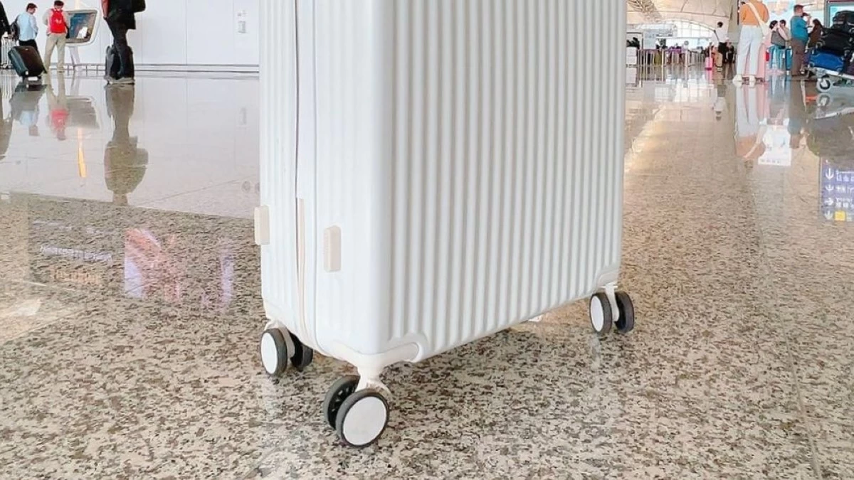 Το viral βίντεο στο Tik Tok με το καλύτερο κόλπο ever για το επόμενο ταξίδι σου με αεροπλάνο - Πάρε μαζί σου πολλά ρούχα χωρίς να το καταλάβει κανείς