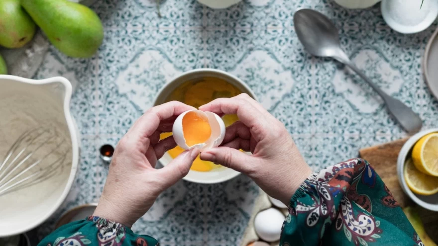 γυναίκα φτιάχνει συνταγή με αυγά