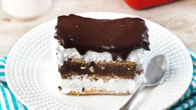 Εκλέρ ταψιού: Φτιάξ' το στο σπίτι σε 30' - Αφράτο με βανίλια και μους σοκολάτας