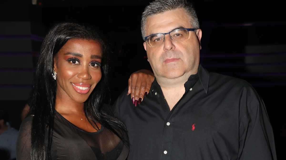 Ελίζαμπεθ Ελέτσι & Νεκτάριος Λεμονίδης: Μόνο με τα μπουρνούζια τους κυματίζοντας ελληνικές σημαίες - Τρυφερές στιγμές στην Αράχωβα