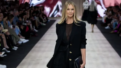 Λίγο νερό και αλάτι το πρωί, με άδειο στομάχι, μειώνει την κατακράτηση υγρών &  ενυδατώνει το σώμα – Το κάνει και η Elle Macpherson!