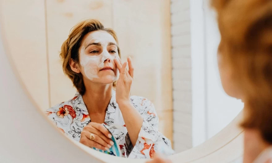 γυναίκα εφαρμόζει μάσκα προσώπυο