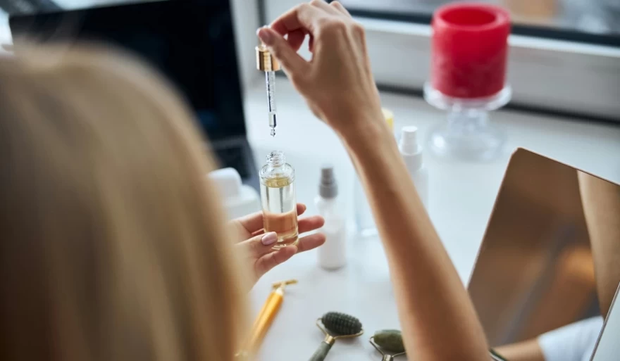 εφαρμογή face serum από γυναίκα