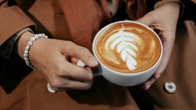 Flat White: Σήμερα γιορτάζει ο συγκεκριμένος καφές - Γιατί έχει γίνει viral στο εξωτερικό