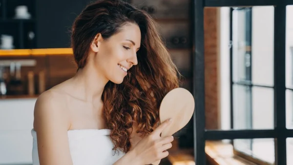 Φριζάρουν τα μαλλιά σου; Με αυτά τα κόλπα θα τα τιθασεύσεις χωρίς να δυσκολευτείς!