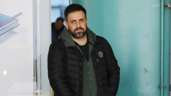 "Ραγίζει" καρδιές ο Γιώργος Γιαννιάς: «Καίγομαι και σιγολιώνω μανούλα μου...» - Η φωτογραφία αγκαλιά με την μητέρα του