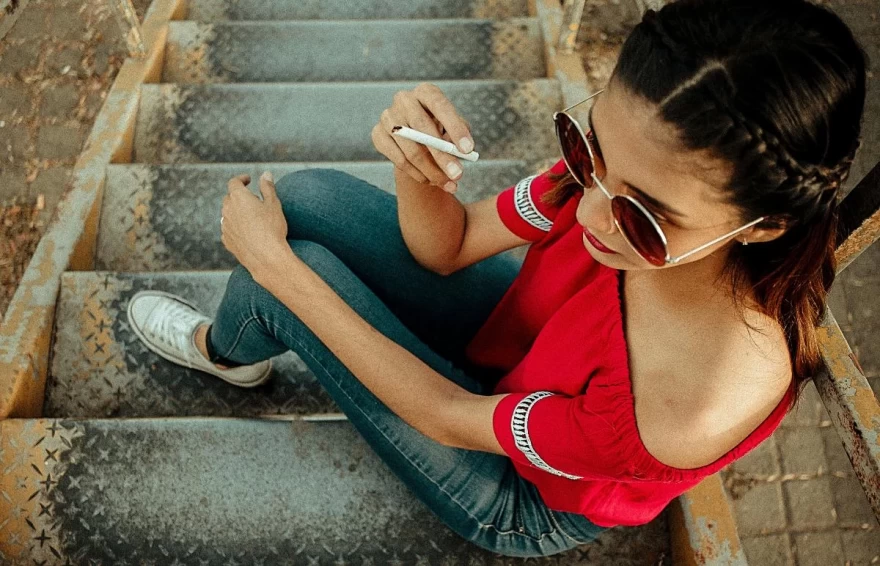 κορίτσι που καπνίζει στις σκάλες