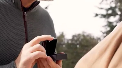 Η γη της ελιάς (12/3): «Θέλεις να με παντρευτείς» - Βγάζει ένα τεράστιο μονόπετρο και της κάνει πρόταση γάμου