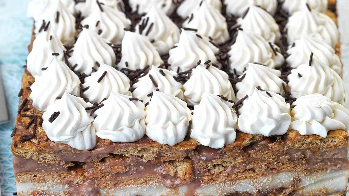 Γλυκό ψυγείου - ''πειρασμός'': Η πανεύκολη συνταγή με σοκολάτα, μπισκότα ολικής και σαντιγί