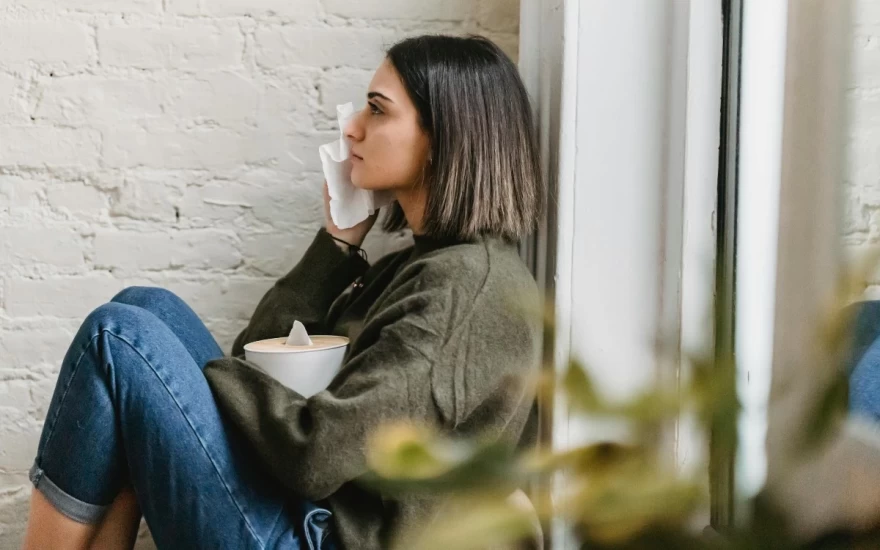 λυπημένη κοπέλα κλαίει