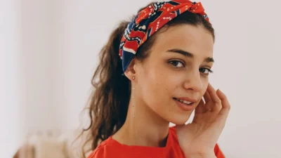 Τσικνοπέμπτη: Με αυτά τα 4 χτενίσματα τα μαλλιά σου δεν θα μυρίζουν «τσίκνα» την επόμενη ημέρα!