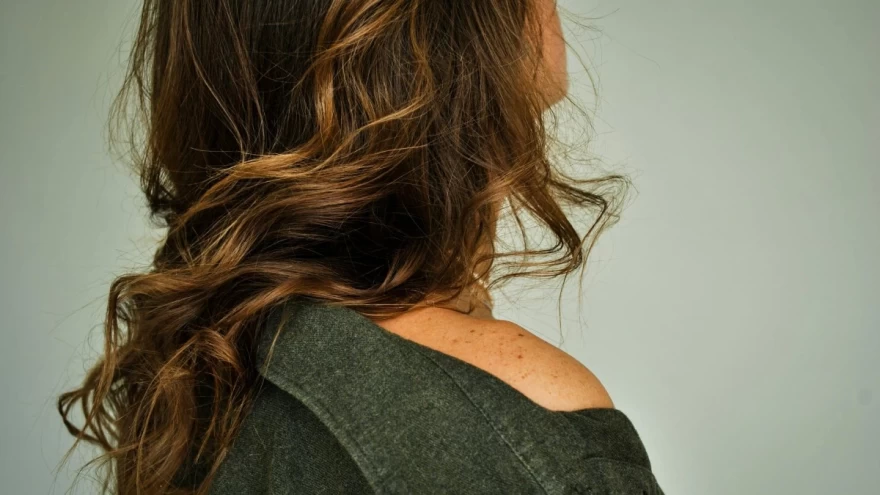 μαλλιά που φριζάρουν