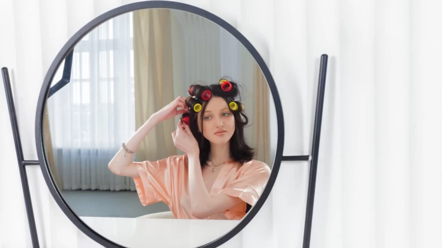 γυναίκα με ρόλεϊ στα μαλλιά