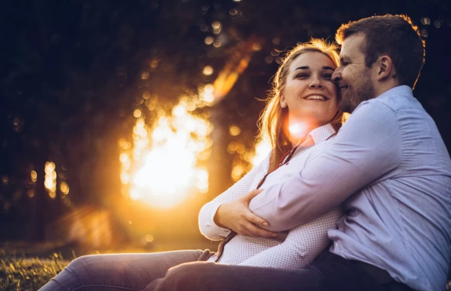 ευτυχισμένο ζευγάρια αγκαλιάζεται