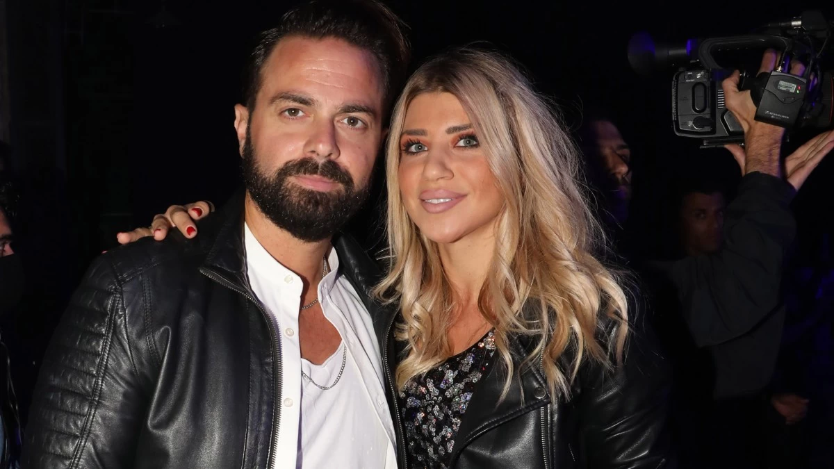 Ηλίας Βρεττός: «Η σύζυγός μου τσακώνεται μόνη της, είναι πολύ συχνές οι εκρήξεις της, και έντονες»