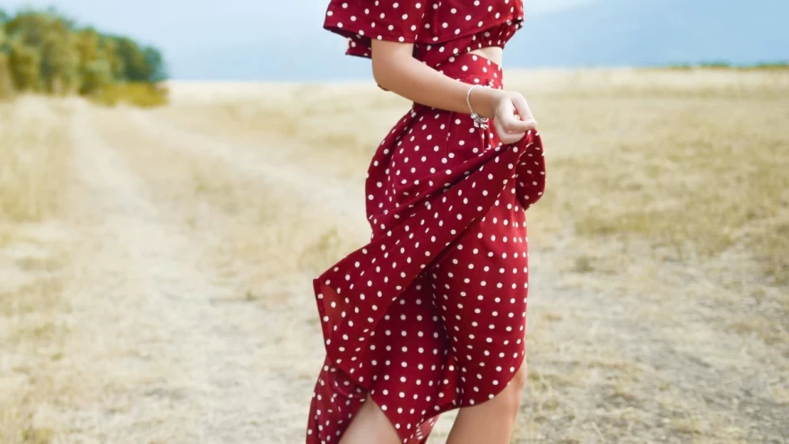 γυναίκα με πουά φόρεμα