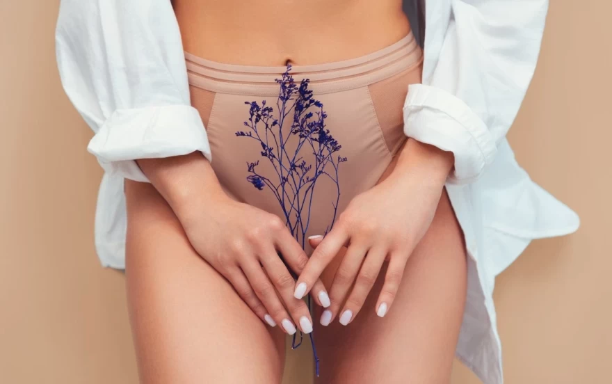 γυναίκα κρατά λουλούδια στην ευαίσθητη περιοχή