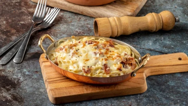 Η πιο κρεμώδης καρμπονάρα φούρνου στο άψε σβήσε - Με κρατσανιστή κρούστα και πλούσια γέμιση