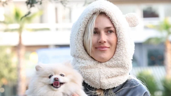 Βικτώρια Καρύδα: Με γκρι κολάν, τον γιο της και το σκυλάκι τους αγκαλιά - Σπάνια εμφάνιση για το καλλίγραμμο μοντέλο