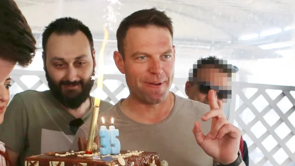 Στέφανος Κασσελάκης: Η έκπληξη του Tyler Mcbeth για τα γενέθλιά του σε ταβερνάκι της Θήβας μετά την ορκωμοσία του