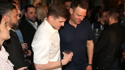 Στέφανος Κασσελάκης: Λαμπερά γενέθλια εκτός στρατοπέδου - Η τούρτα, οι τρυφερές στιγμές με τον Tyler & το πλήθος κόσμου