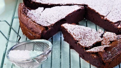 Πανεύκολο κέικ σοκολάτας χωρίς αλεύρι - Το λάθος που κάνουν όλοι με την άχνη ζάχαρη